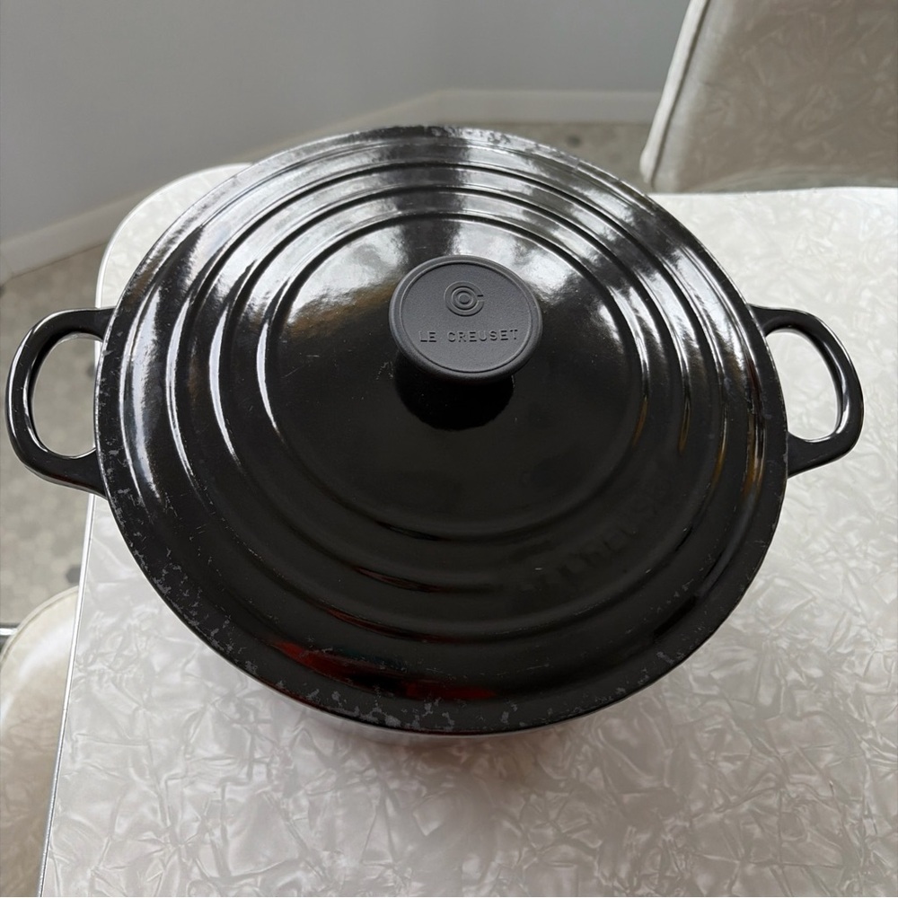 Le Creuset #26 5.5 qt black glossy Dutch oven in almost perfect condition - Picture 2 of 8